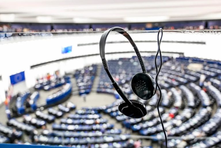 Ευρωκοινοβούλιο: Με συντριπτική πλειοψηφία «πέρασε» η οδηγία κατά αγωγών SLAPPs σε βάρος δημοσιογράφων